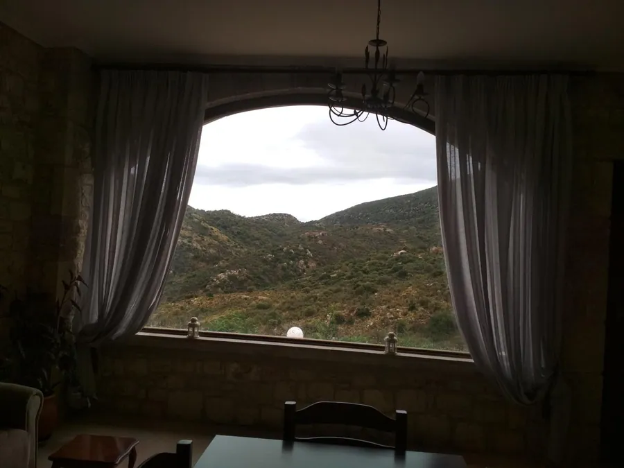 Το τοξωτό παράθυρο της σάλας