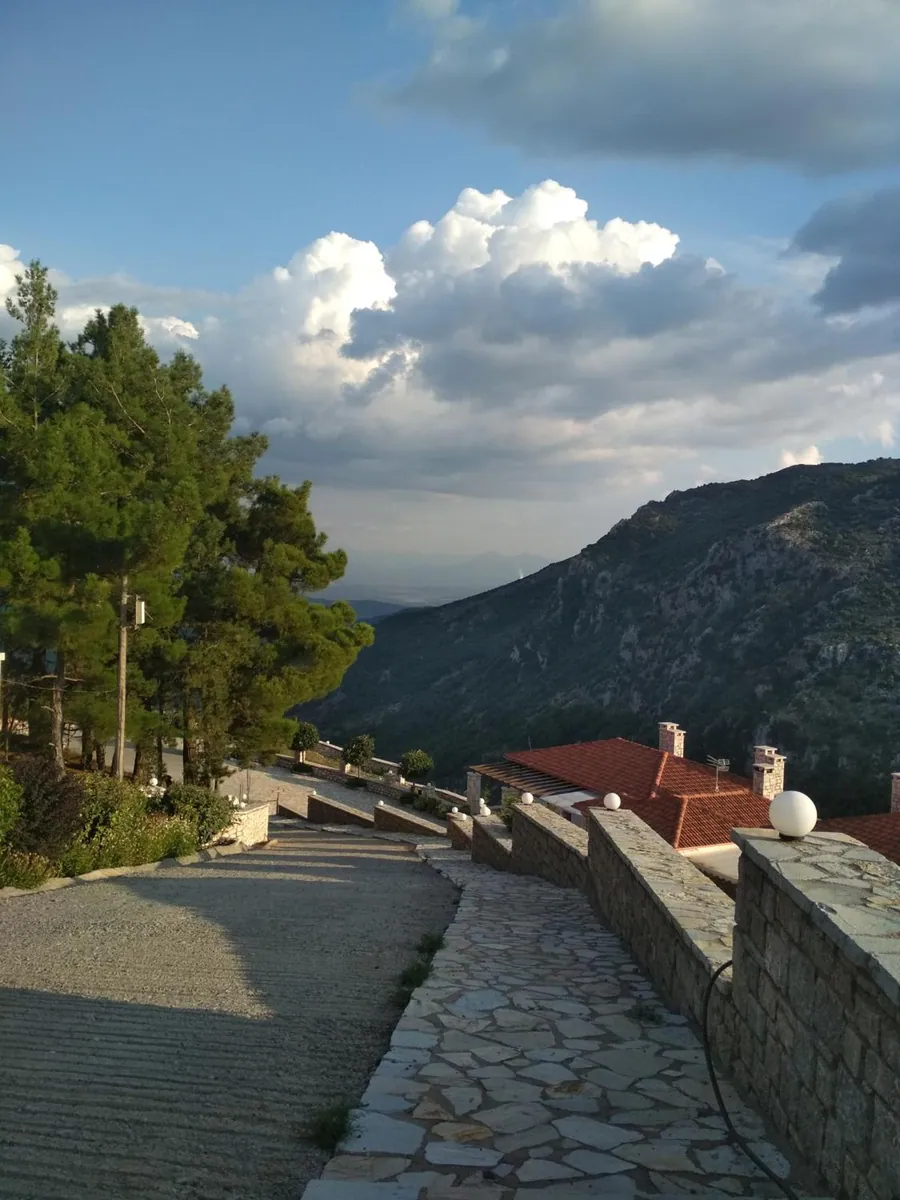 Το πλακόστρωτο μονοπάτι προς τον ξενώνα