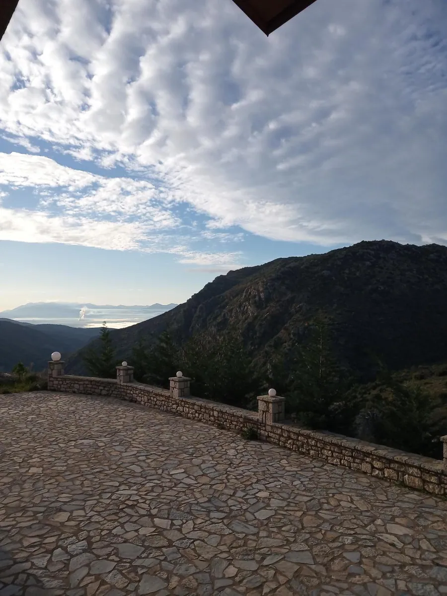 Η αυλή κάτω από τα σύννεφα