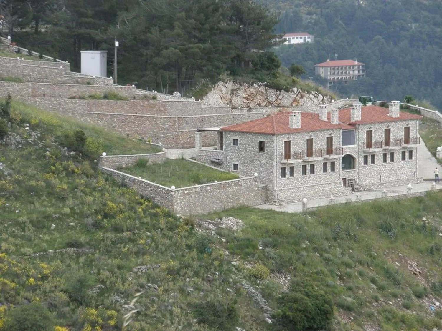 Ο πέτρινος ξενώνας στην πλαγιά